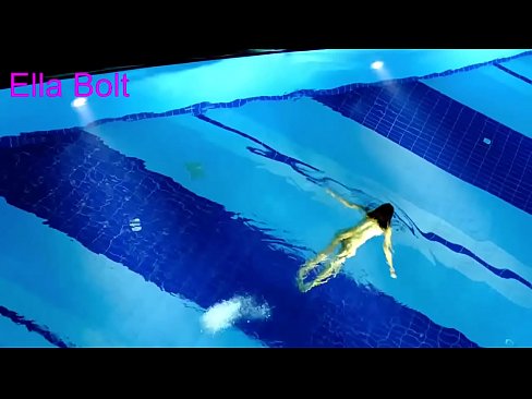 ❤️ Dili ko makahunong sa pagtan-aw, ang batan-ong blonde nasakpan nga naglangoy nga hubo sa ELLA BOLT resort pool ❤️ Sex video sa amon ❤